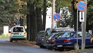 Į Kauno klinikas atvažiavusių žmonių turtą nuo vagių saugo policijos patruliai.