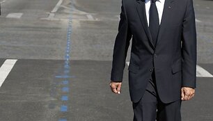Kartu su tautiečiais paradą stebi ir &scaron;ios &scaron;alies prezidentas Nicolas Sarkozy.