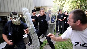 Nepajėgiantys susitvarkyti apsaugininkai į pagalbą i&scaron;kvietė policiją.