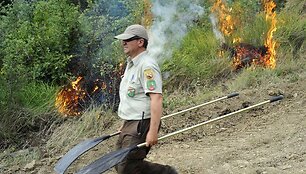 Ispanijos ugniagesiams nepavyksta užgesinti degančių mi&scaron;kų