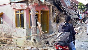 Indonezijoje ie&scaron;koma įstrigusių žmonių
