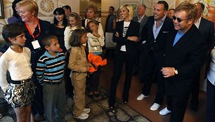 Eltonas Johnas nori įsivaikinti na&scaron;laitį i&scaron; Ukrainos 