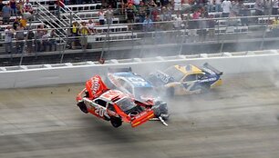 Lenktynininkas Joey Logano per stebuklą liko gyvas