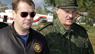Medvedevas drauge su Luka&scaron;enka stebės karinių mokymų baigiamąjį etapą 