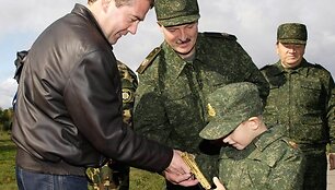 Medvedevas drauge su Luka&scaron;enka stebės karinių mokymų baigiamąjį etapą 