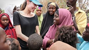 Jungtinių Tautų ambasadorė Angelina Jolie kartu su Bradu Pittu susitiko su Irako pabėgeliais Sirijoje