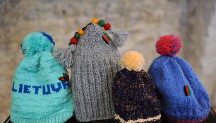 Lietuvoje numegztos kepurės - Afganistano vaikams 