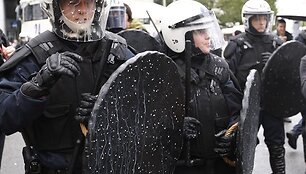 Per streiką Briuselyje policininkams teko atlaikyti pieno ataką