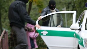 N.Venckienė su mergaite buvo įsodintos į policijos automobilį