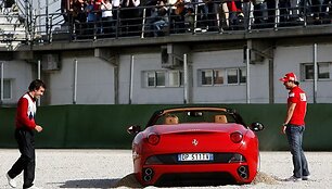 &bdquo;Ferrari California&ldquo; skendo smėlyje