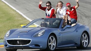 &bdquo;Ferrari California&ldquo; skendo smėlyje