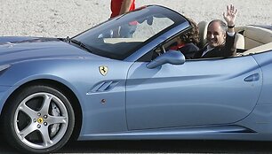 &bdquo;Ferrari California&ldquo; skendo smėlyje