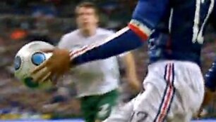 Thierry Henry kamuolį sustabdė ranka