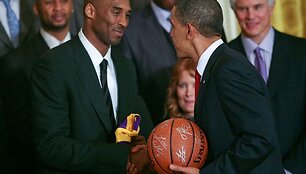 B.Obama dovanų gavo savo vardo mar&scaron;kinėlius ir kamuolį su komandos autografais.
