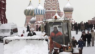 Dėl sniego sudėtingos eismo sąlygos