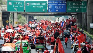 Protestuoja tūkstančiai tailandiečių