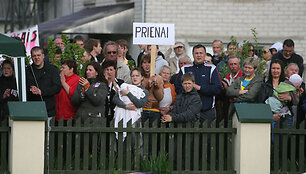 Protestuotojai prie Kedžių namo 