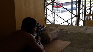 Užpuolikas ginkluotas automatu M16