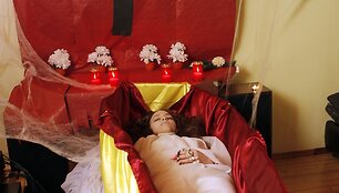 Foto naujienai: Evelinos Anusauskaitės gimtadienis karste