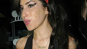 Foto naujienai: Amy Winehouse susišlavė "Grammy" apdovanojimus