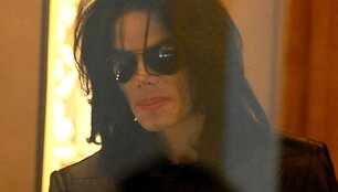 Foto naujienai: Michaelas Jacksonas (49) sugrįžta