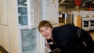 Foto naujienai: Justinas Lapatinskas mamai dovanų nupirko &scaron;aldytuvą
