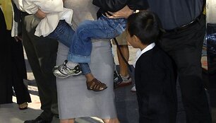 Foto naujienai: Angelina ir Bradas įsivaikino Paxą