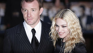 Foto naujienai: Madonna siūlo Guy Ritchie 5 mln. svarų