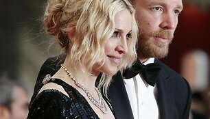 Foto naujienai: Guy Ritchie. Tylus velnias Madonnos &scaron;e&scaron;ėlyje