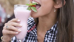 Foto naujienai: Gražių moterų skaniausi kokteiliai