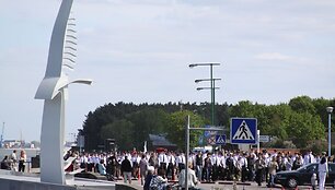 Auk&scaron;tosios jūureivystes mokyklos studentai atvyksta duoti priesaiką.