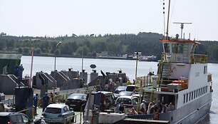 Panorusiems automobiliu persikelti į Kur&scaron;ių neriją teko apie valandą ar net daugiau praleisti eilėje.