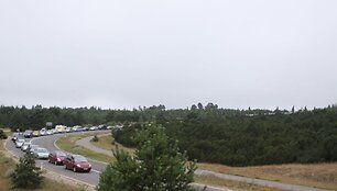 Kur&scaron;ių nerijos pusėje nusidriekė kilometrinės automobilių eilės prie keltų.