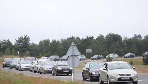 Kur&scaron;ių nerijos pusėje nusidriekė kilometrinės automobilių eilės prie keltų.