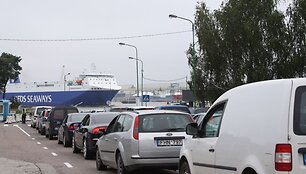 Kur&scaron;ių nerijos pusėje nusidriekė kilometrinės automobilių eilės prie keltų.