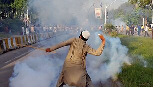Pakistane susirinkę protestuotojai vėl kelia riau&scaron;es.
