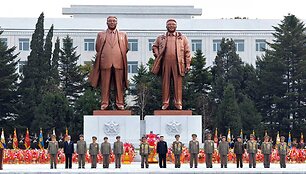 Dviejų buvusių &scaron;alies lyderių statulos stovi &scaron;alia universiteto.