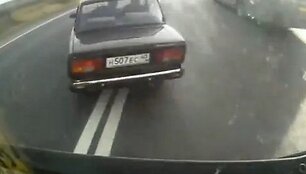 Automobilio vairuotojas atsidaužė į vilkiką. 
