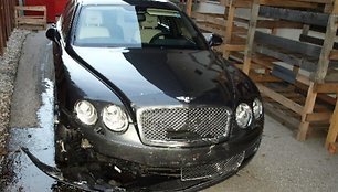 Apdaužytas automobilis „Bentley“ aptiktas prie Vokietijos biurų pastato.