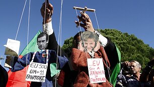 Protestuotojai laiko marionetes, kurios įkūnija A.Merkel ir P.P.Coelho.