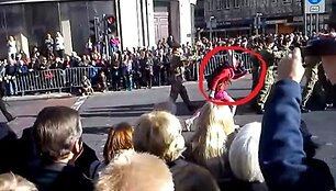 Velniu apsirengęs vyras sutrikdė ceremonijos rimtį.