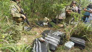 Paragvajaus policija konfiskavo daugybę narkotikų pakuočių.