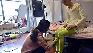 Moteri&scaron;kais rūbais apsirengęs senukas Kinijoje tapo žvaigžde