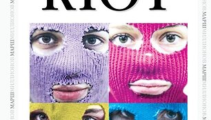 Ant knygos puikuojasi grupės narės vardas, nors &scaron;i sutikimo spausdinti nedavė.