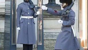 Pirmąkart ties Bekingemo rūmais kariui leista dėvėti turbaną.