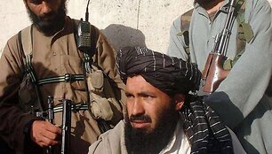 Mullahas Naziras (centre)