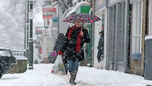 Didžiojoje Britanijoje gausus sniegas sutrikdė gyvenimą