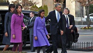 Barackas Obama su &scaron;eima atvyksta į bažnyčią.