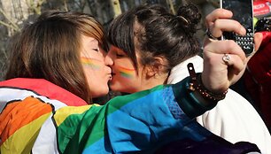 Paryžiaus gatvėmis žygiavo homoseksualų santuokų rėmėjai