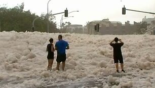 Australijos rytinės pakrantės miestus nuklojo putos. 